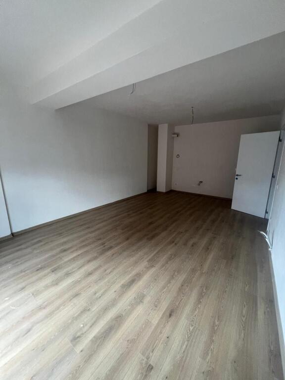 🏢 OFFICE FOR RENT  📍 New Boulevard – Filip Jano Street 🏗️ New residence (2025)  🔹 Typology: 2+1 🔹 Area: 100 m² 🔹 6th floor 🔹 3 workspaces 🔹 2 toilets 🔹 Balcony 🔹 Air conditioning in all rooms 🔹 2 elevators 🔹 Parking spot on floor -3  💶 Price: 690 EUR / month (parking included)