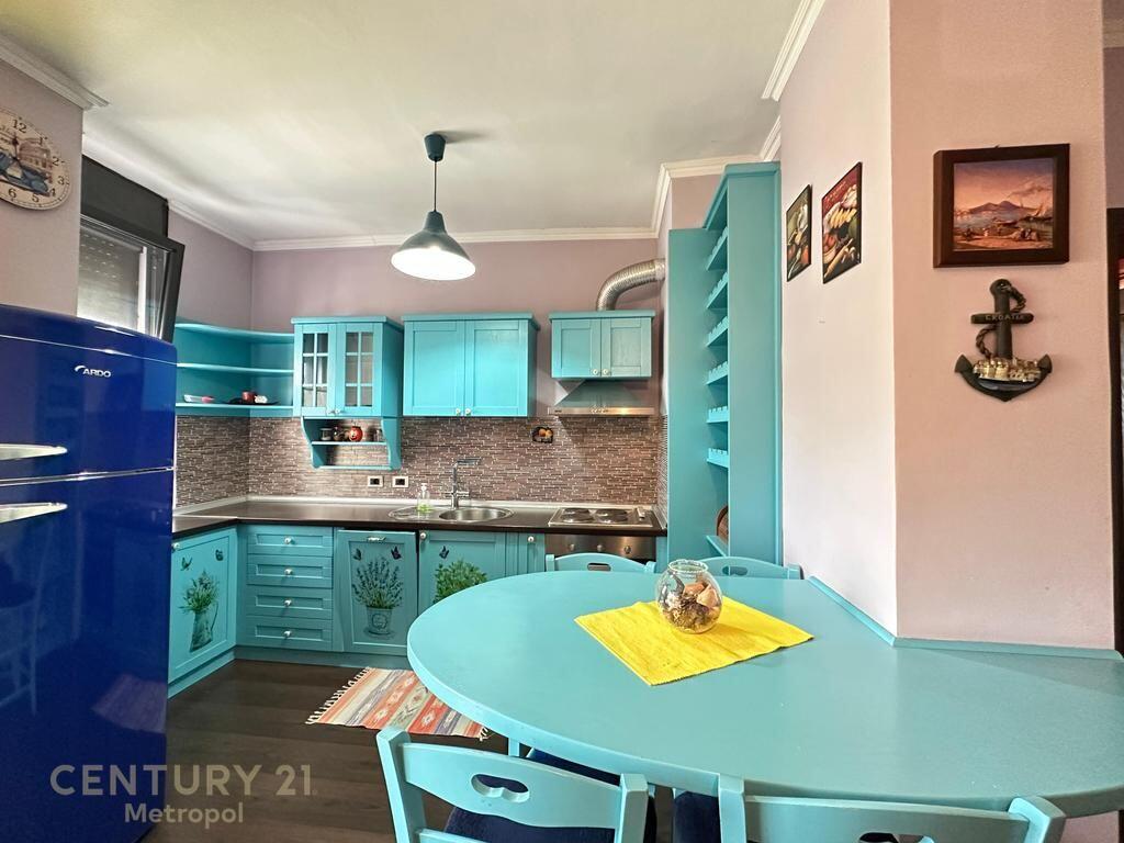 Shes apartament 2+1 me garderob-Yzberish!