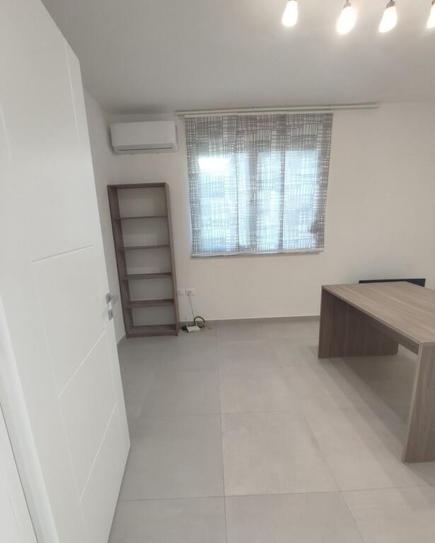 Jepet me qera Apartamenti 2+1 , rruga Nikolla Jorga Myslym Shyr prane Gjykates 600 Euro