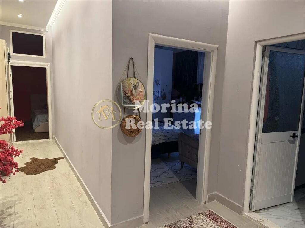 Shitet Vile nje kateshe, te Blloku Vasil Shanto, 150000 Euro