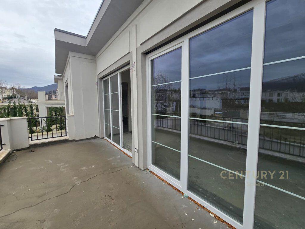 Shesim Vile tek Rolling Hills Residence