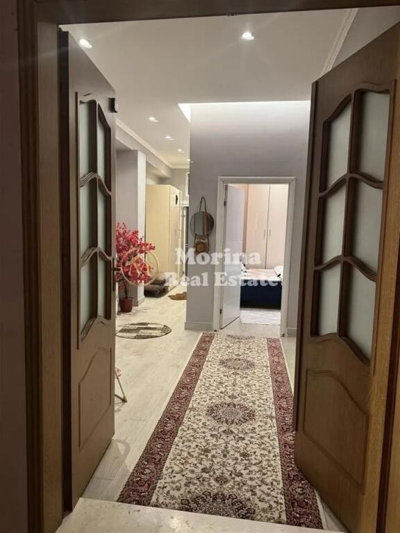 Shitet Vile nje kateshe, te Blloku Vasil Shanto, 150000 Euro