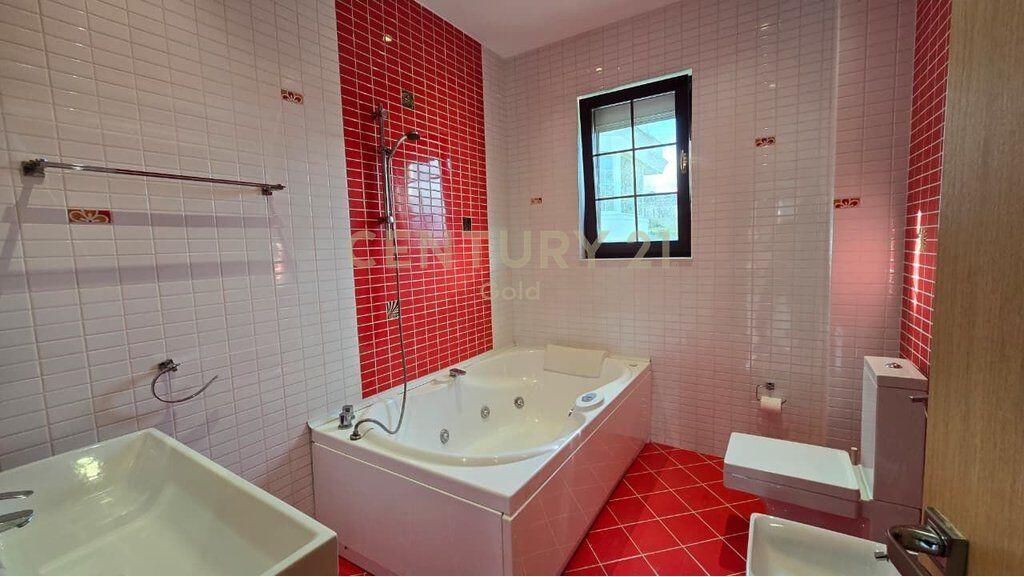 JEPET ME QERA VILE TEK AKACIA HILLS