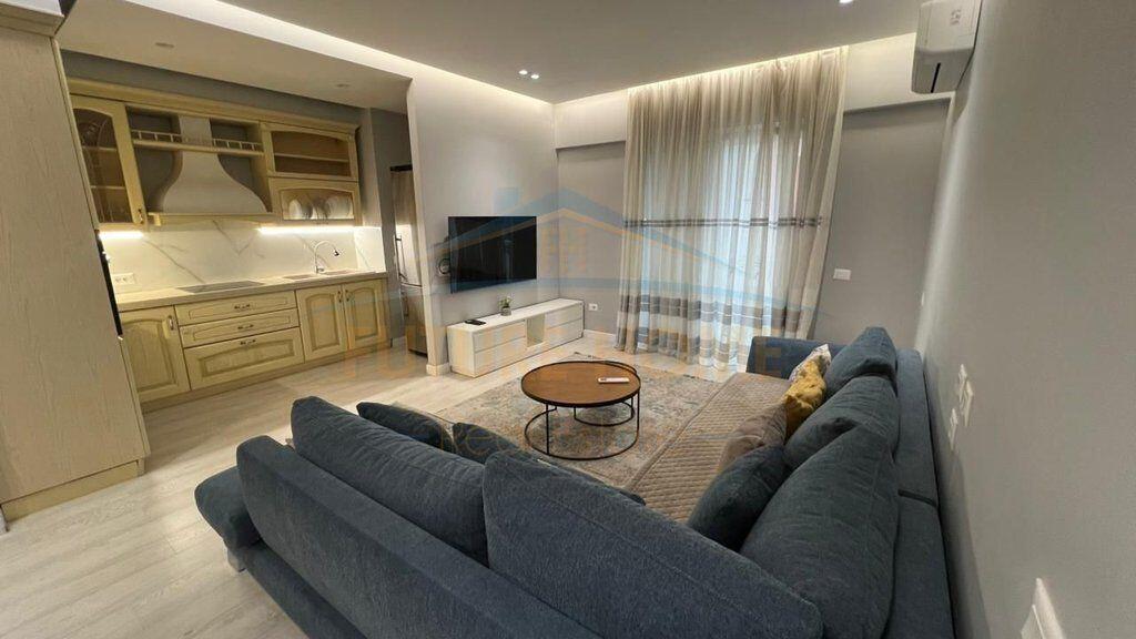 Shitet, Apartament 2+1+2, Rruga e Barrikadave, Tirane