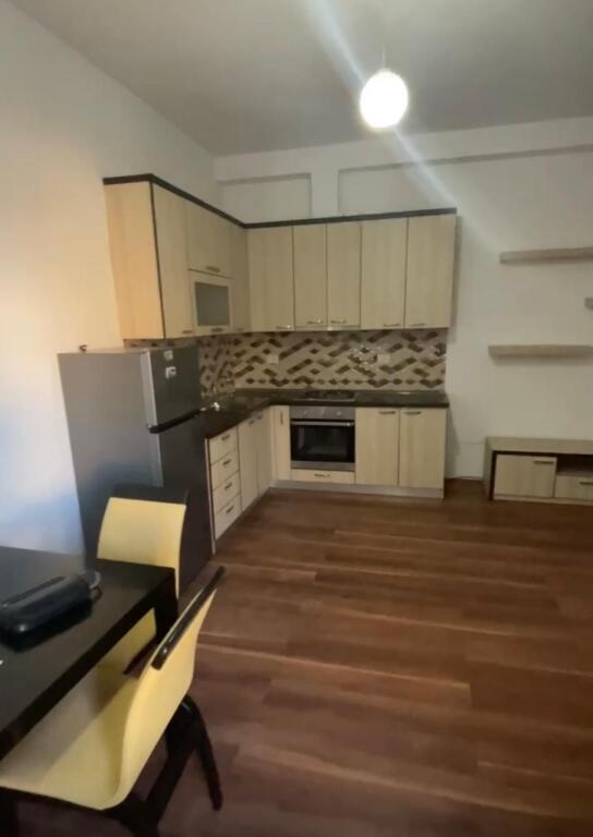 apartament 1+1 me qira tek Liqeni i Thate.