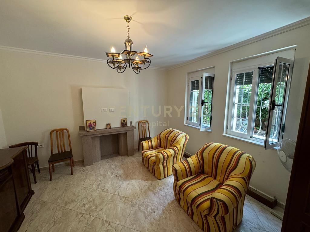 Shitet Apartament 2+1 me Oborr, tek Shkolla e Kuqe, Tiranë!