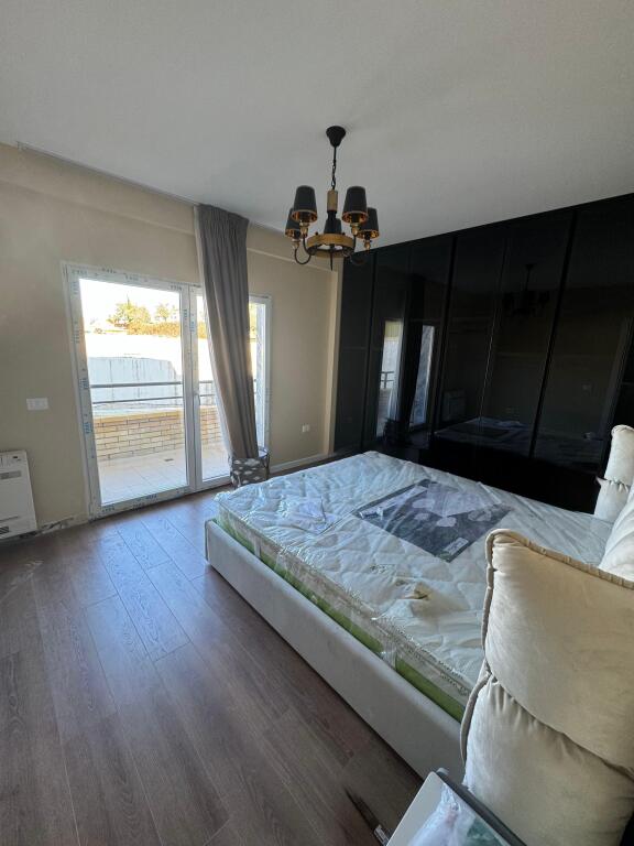 Jepet me QIRA apartament 3+1+PARKIM buzë Liqenit të Farkës