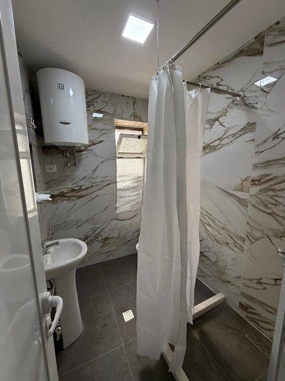 APARTAMENT 1+1 ME QIRA, TEK RRUGA BARDHYL, TIRANE! 550 € /Muaj