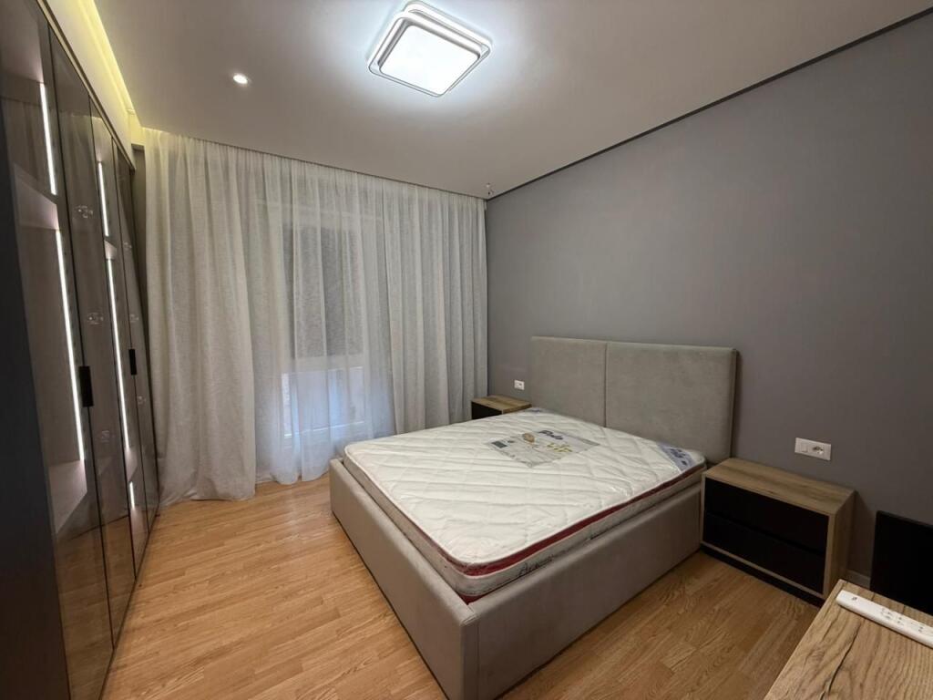 Tek Selvia,jepet me qera apartament 2+1,i mobiluar. 1,200Euro