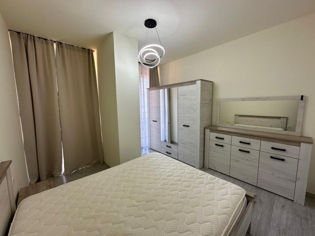 Shitet apartment 1+1+post parkimi  ne zonen e Pazarit te ri!
