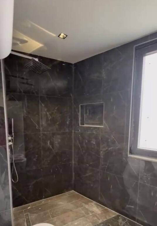 Shitet Apartament 3+1 ne Astir prane unazes