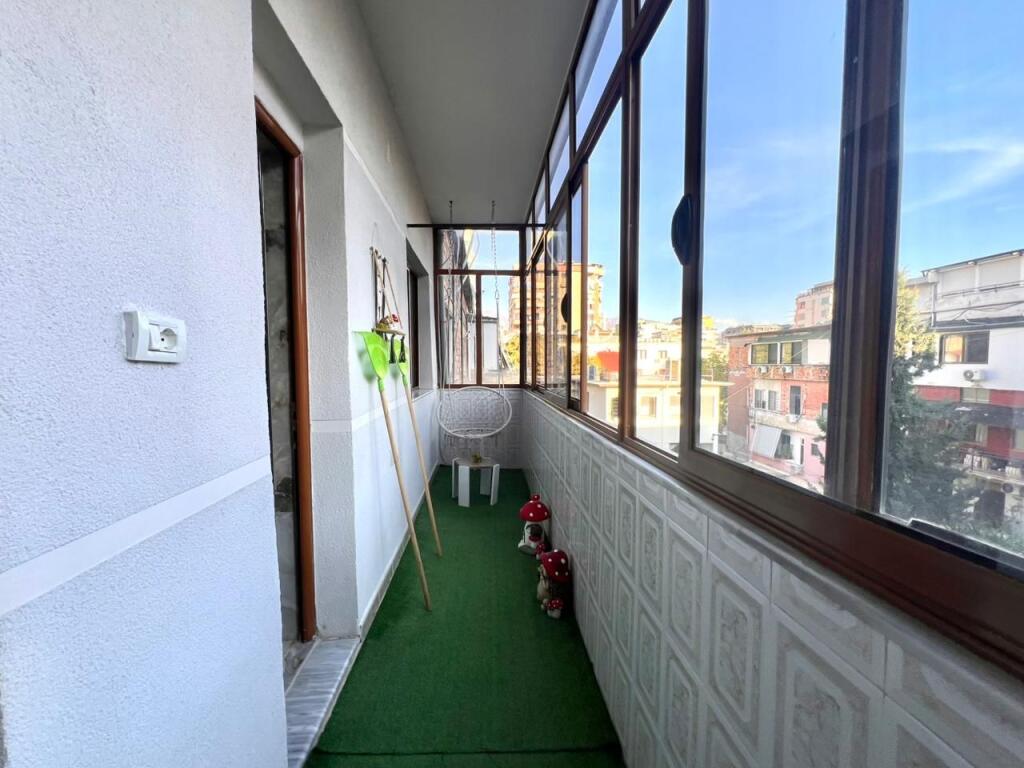 Me Qera: 2+1 &amp; Ballkon ( 📍BLLOKU - LSI (te Atelia e Joni Pecit) i Rikonstruktuar | kati: 4 (750€/muaj) Mundesi Parkimi poshte pallatit vetem per rezidentet