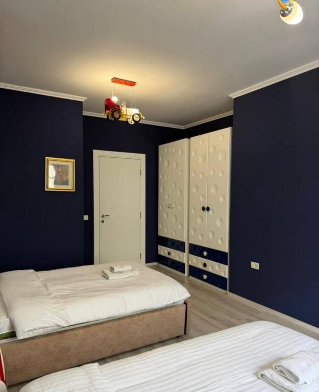 Apartament 2+1 per qira tek Komuna e Parisit.