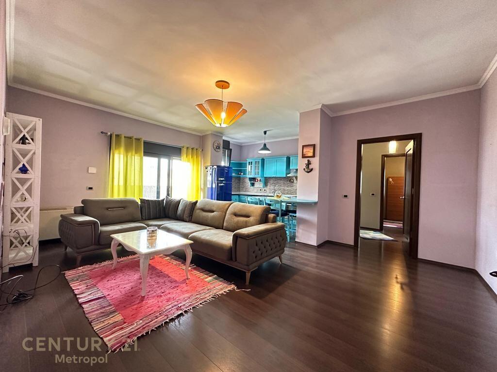 Shes apartament 2+1 me garderob-Yzberish!