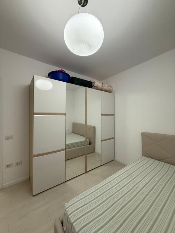 Tek Shkolla e Baletit,Rruga Petro Nini Luarasi jepet me qera apartament1+1, i mobiluar.50,000Leke    