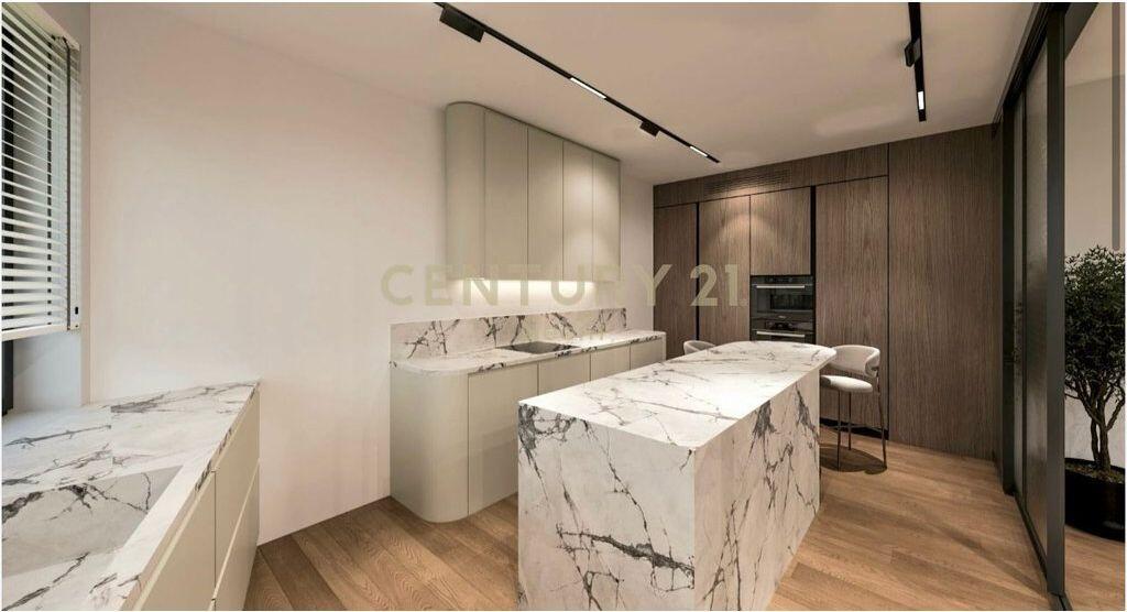 Appartamento 3+1+2 con Cortile Privato in Vendita – Lago Secco