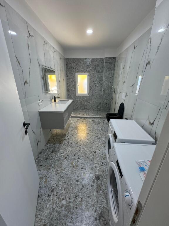 Jepet me QIRA apartament 3+1+PARKIM buzë Liqenit të Farkës