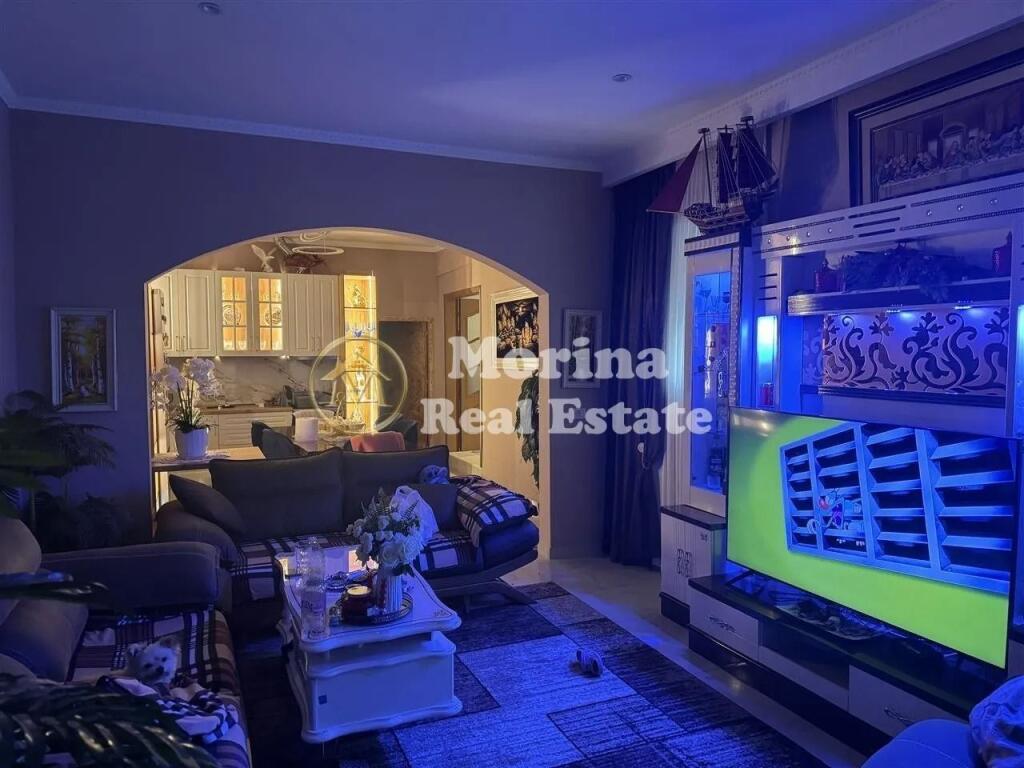 Shitet Vile nje kateshe, te Blloku Vasil Shanto, 150000 Euro