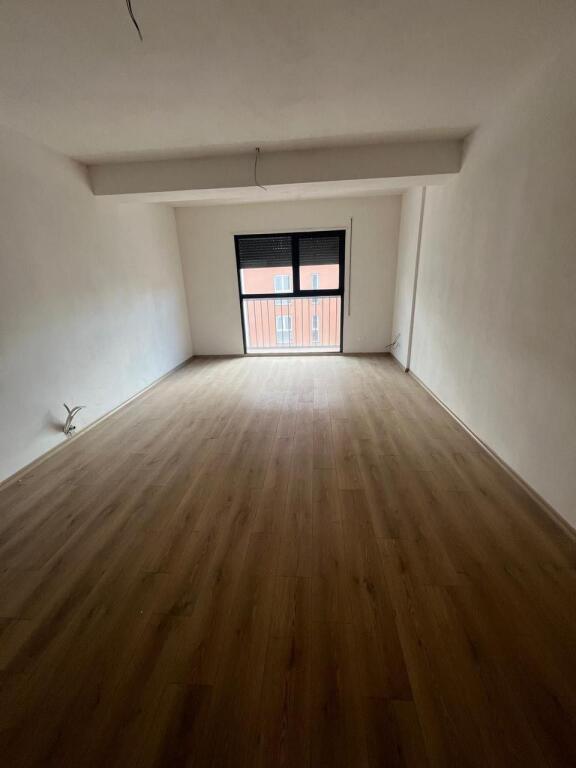 🏢 OFFICE FOR RENT  📍 New Boulevard – Filip Jano Street 🏗️ New residence (2025)  🔹 Typology: 2+1 🔹 Area: 100 m² 🔹 6th floor 🔹 3 workspaces 🔹 2 toilets 🔹 Balcony 🔹 Air conditioning in all rooms 🔹 2 elevators 🔹 Parking spot on floor -3  💶 Price: 690 EUR / month (parking included)