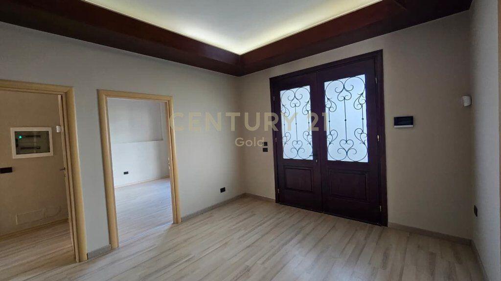 JEPET ME QERA VILE TEK AKACIA HILLS