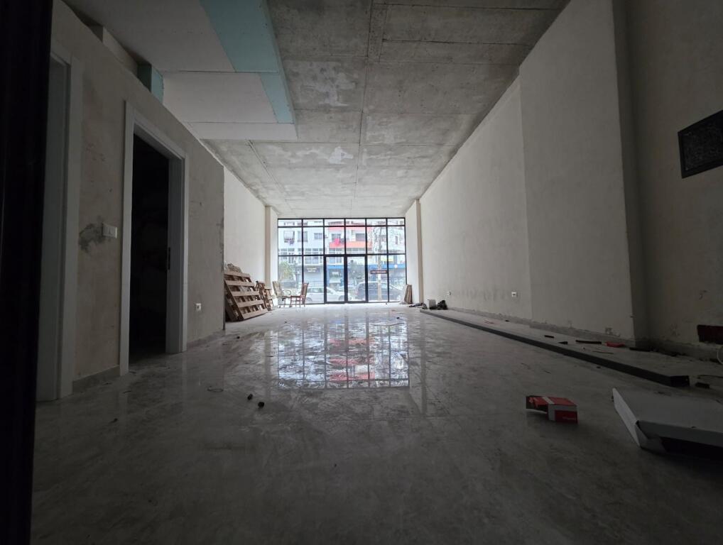 Business Premises for sale – Astir, Ground Floor, On Main Road!!