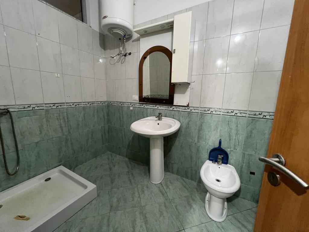 🏡 Apartament 1+1 me Qira – Rruga Dush Strati, Vlorë