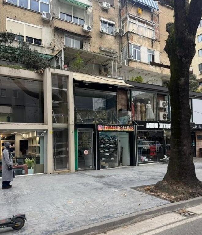 Ofrojme ambient komercial per qira ne Myslym Shyr