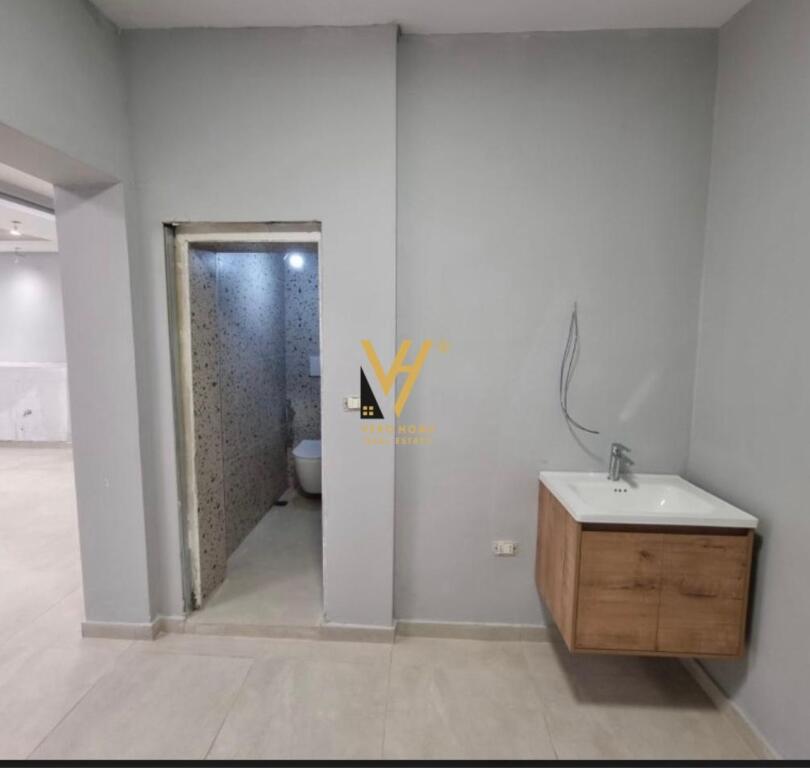 BUSINESS PREMISES FOR SALE 94 M2 AT HOXHA TAHSIN 134,000 EURO