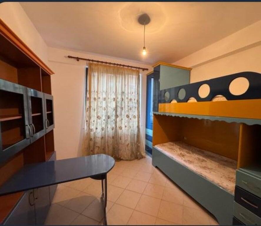 🏢Ne zonen e Yzberishtit,prane Pasticeri Nela 3, jepet me qera apartament ,2+1, i mobiluar 45,000Leke