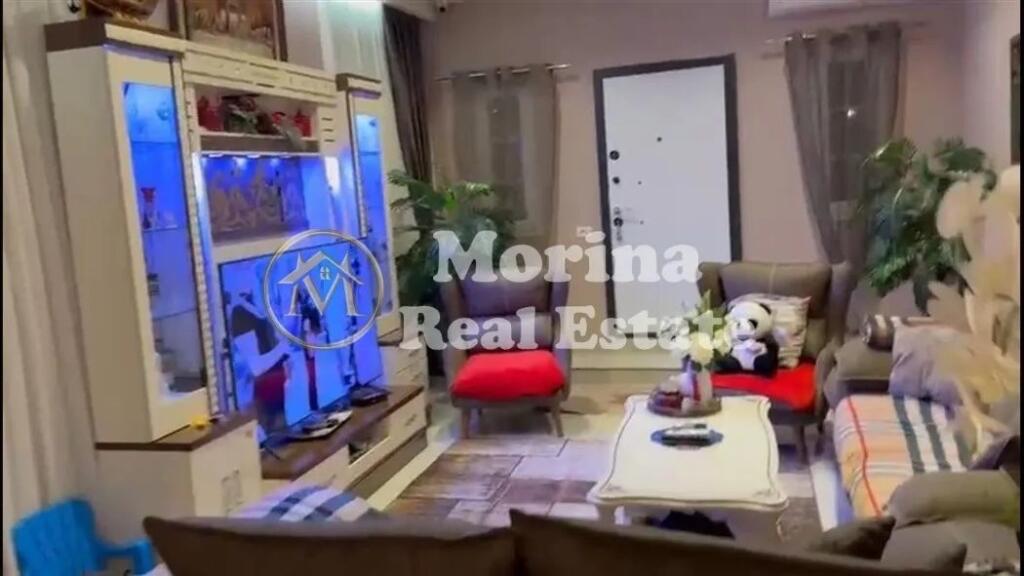 Shitet Vile nje kateshe, te Blloku Vasil Shanto, 150000 Euro