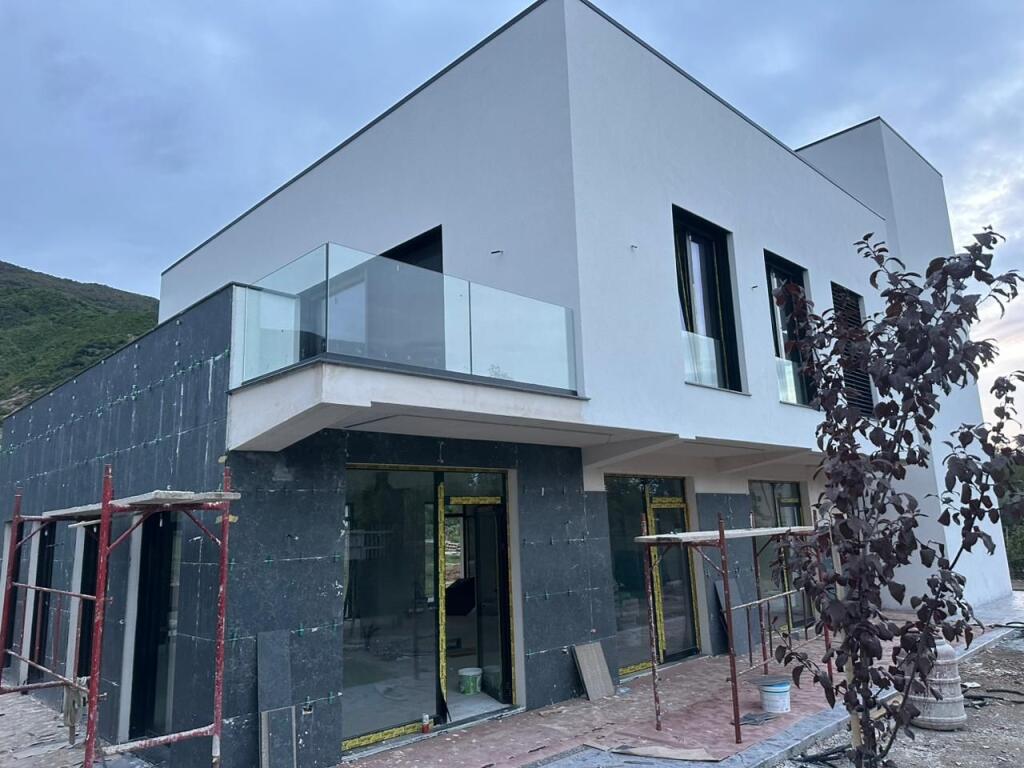 Service unit + land for rent in Berzhitë!!