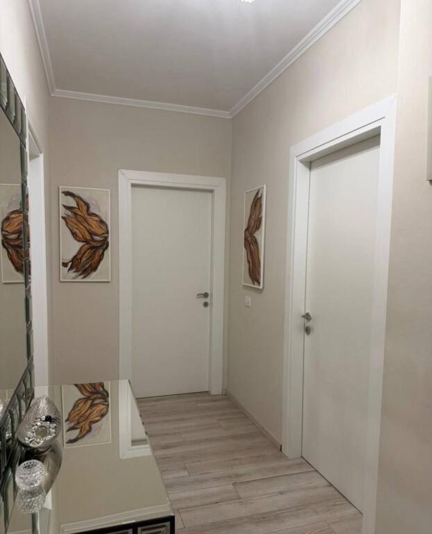 Apartament 2+1 per qira tek Komuna e Parisit.