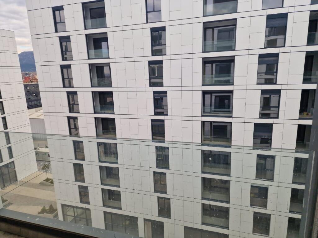 Shitet apartament 3+1+2 tualete+post parkimin ne kompleksin "Akses Tirana" prane