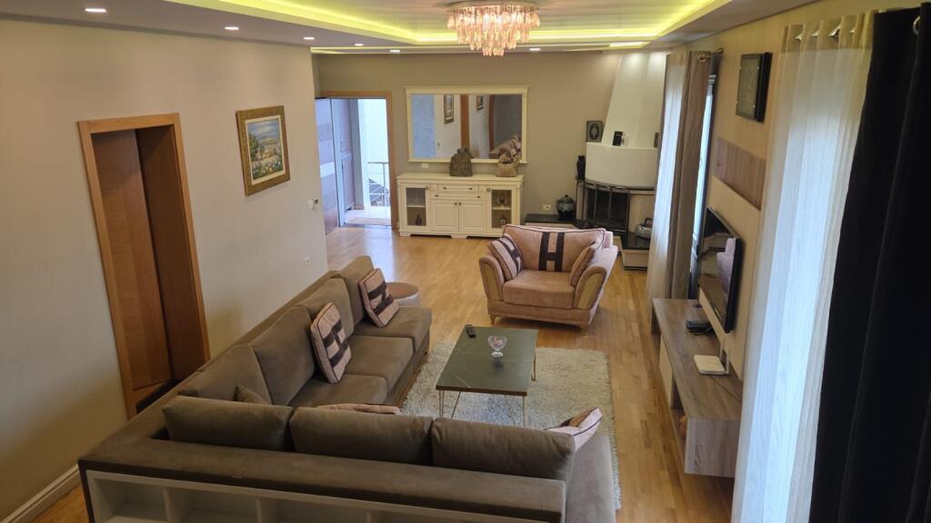 Duplex for rent on Jordan Misja Street!