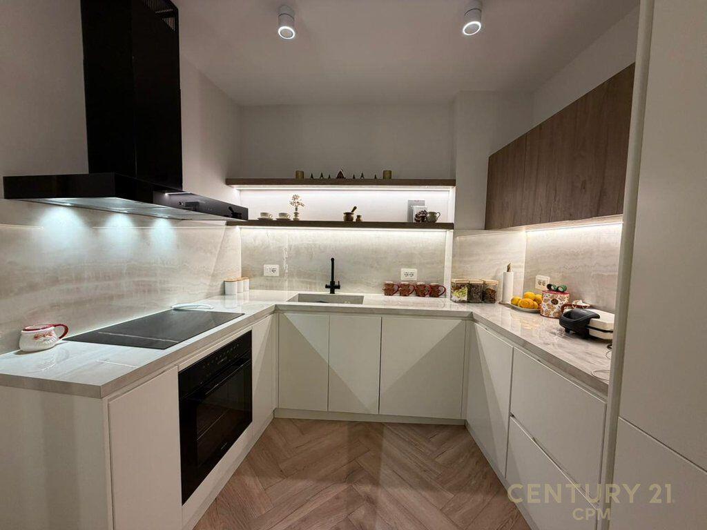 Shitet apartament modern 3+1 në rezidencën elitare Lake View