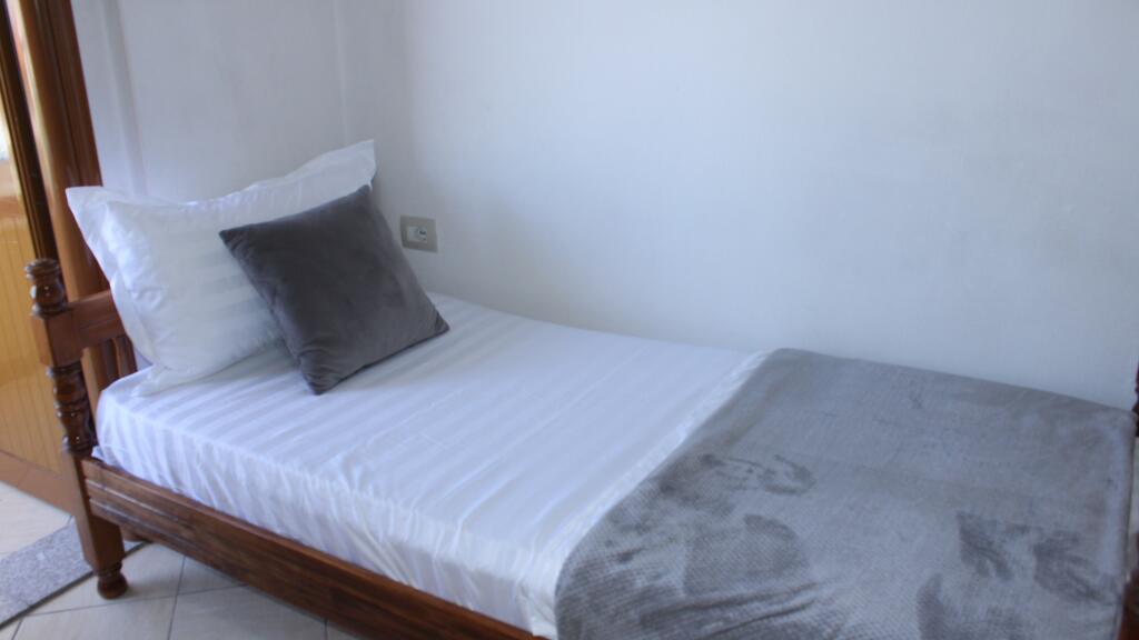 Apartament me Qera, Tirane
