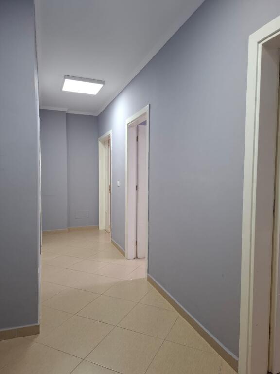 APARTAMENT 2+1 ME QERA PER ZYRA - PERBALLE PARLAMENTIT