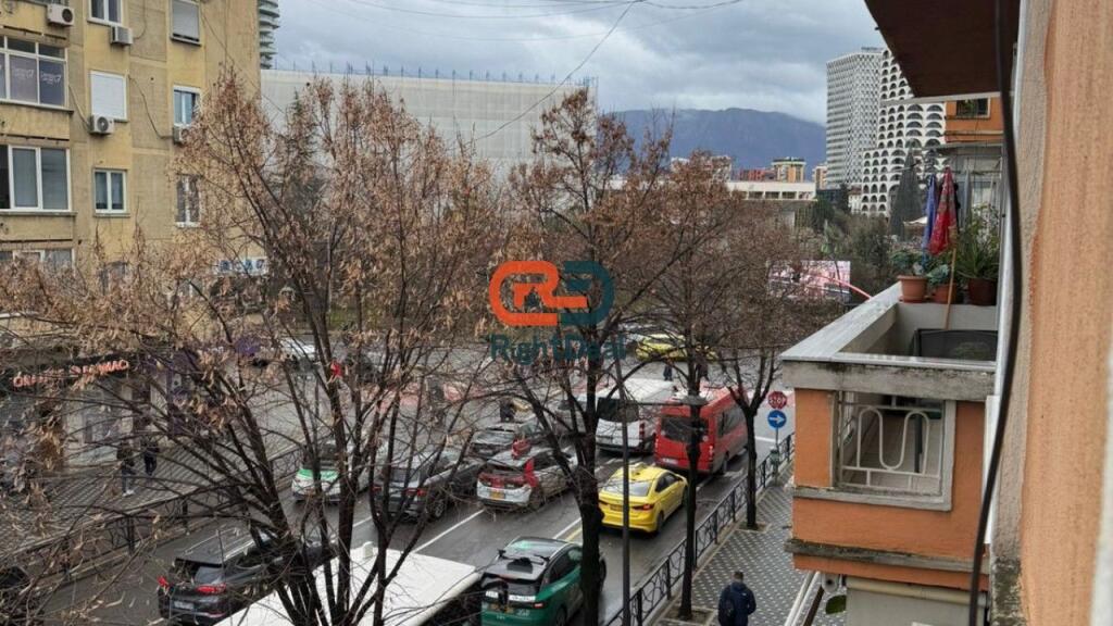 Ne Qender,Jepet Me Qira Apartament 1+1 Per Zyra!!