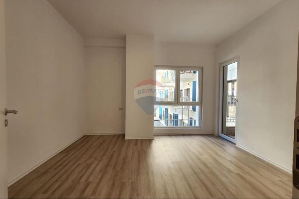 Zyra me qira te Zogu i Zi !