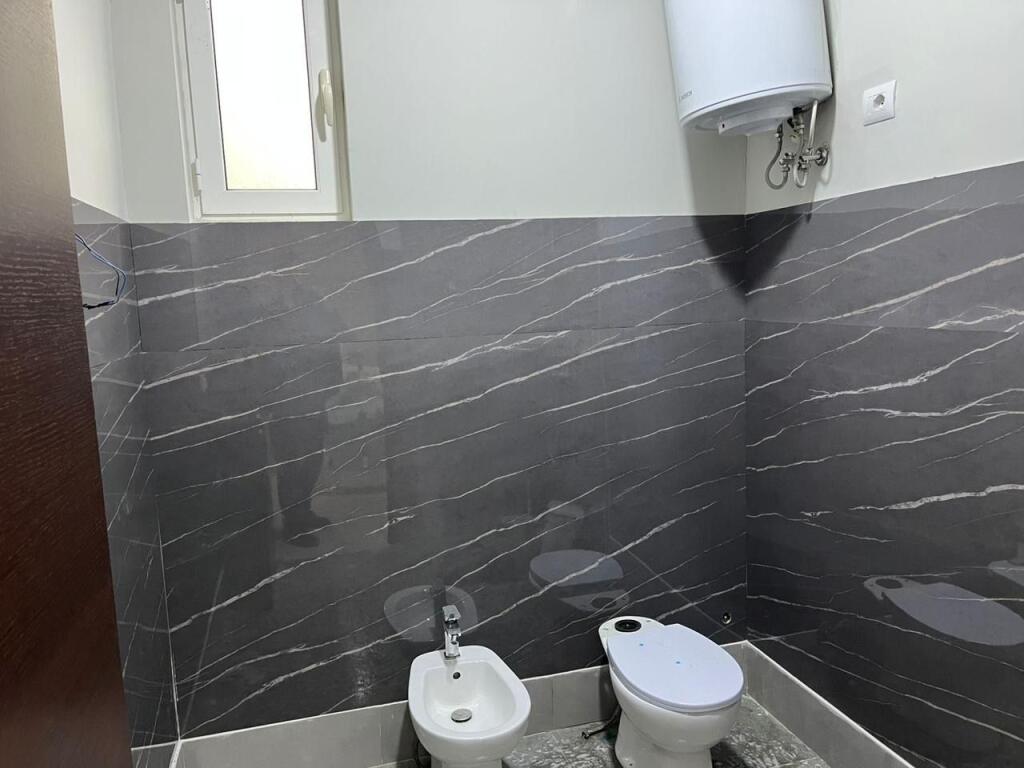 Jepet me qira shtëpi private në Tiranë, zona “Te Pamja”.