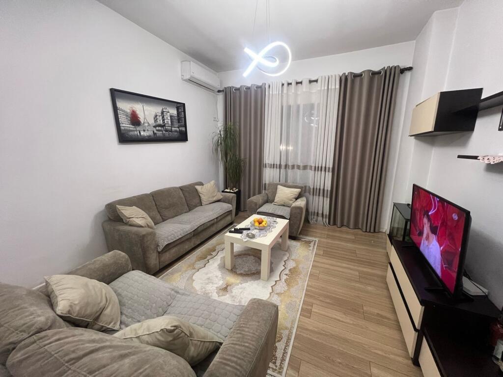 📣 QERA Apartament 2+1+2 📍 Prane Casa Italia ✨  🏢 Ndertim i Ri 🪜 Kati 1 (Banim) 🛋️ Mobiluar Me Kushte Bashkekohore 👫 Preferohen Kliente Familjare  💶 Cmimi 500 Euro