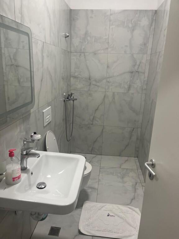 Complesso Magnet, 21 Dhjetori vendesi appartamento 2+1+2 in vendita (242.000 euro)