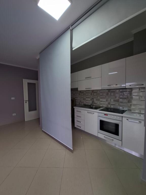 APARTAMENT 2+1 ME QERA PER ZYRA - PERBALLE PARLAMENTIT