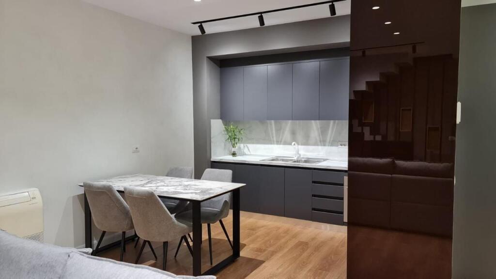 📌 Duplex for Rent in the Center – Barricades Street