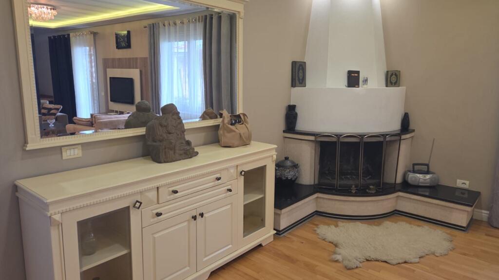 Duplex for rent on Jordan Misja Street!