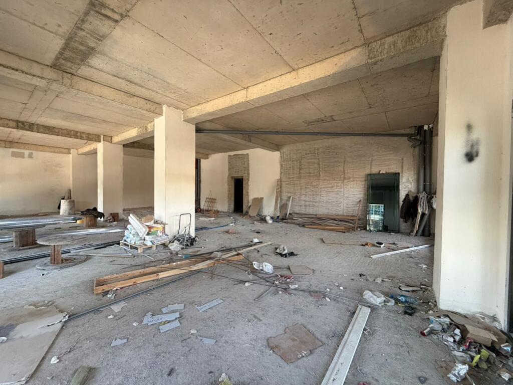 Ambient open space per qira, Rr, Kavajes