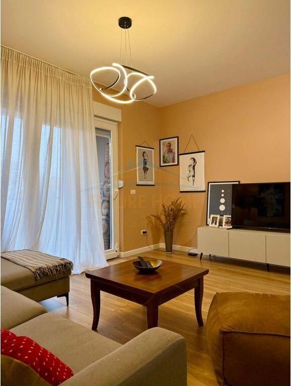 Shitet, Apartament 2+1+2, Rruga e Barrikadave, Tiranë