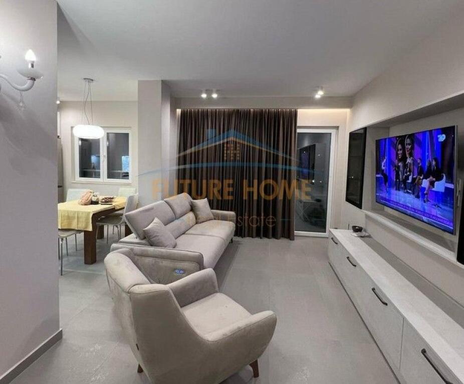 Affitto, Appartamento 1+1 presso Komuna e Parisit