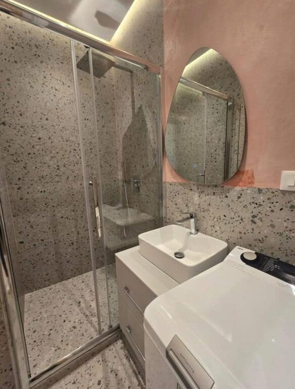 🏡 Appartamento 1+1 in affitto 📍 Centro, Tirana – vicino al palazzo di 9 piani