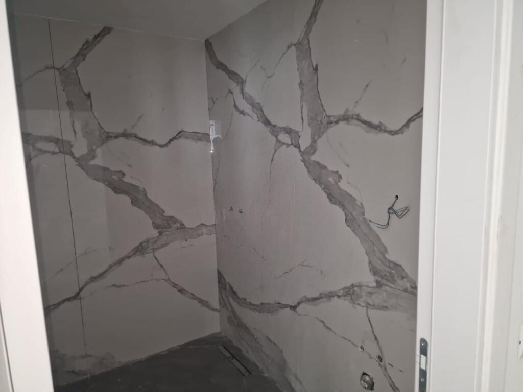 Shitet apartament 3+1+2 tualete+post parkimin ne kompleksin "Akses Tirana" prane